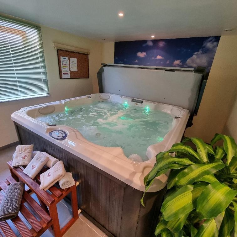 Gite Jonquille, 2 A 8 Personnes Avec Salle De Jeux Et Spa Dans La Residence ว็องทรง ภายนอก รูปภาพ